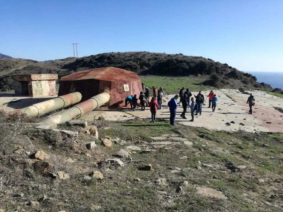 Visitantes en uno de los b&uacute;nkeres.