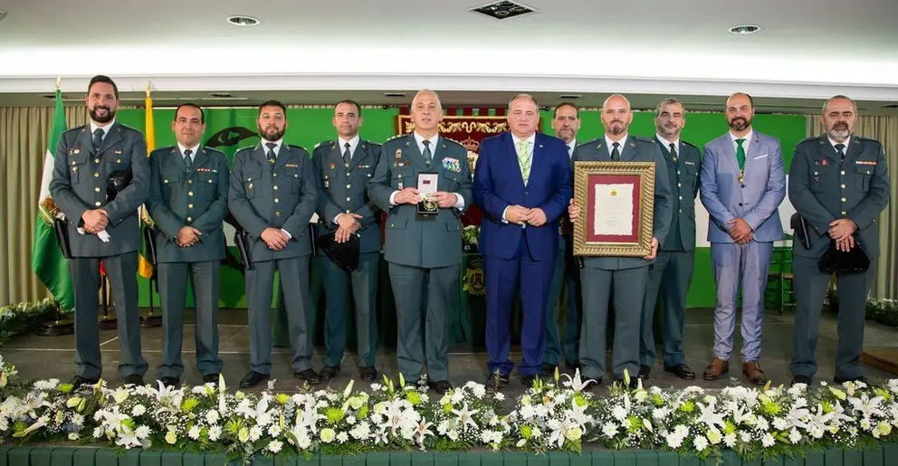 ENTREGA MEDALLA ORO LOS BARRIOS
