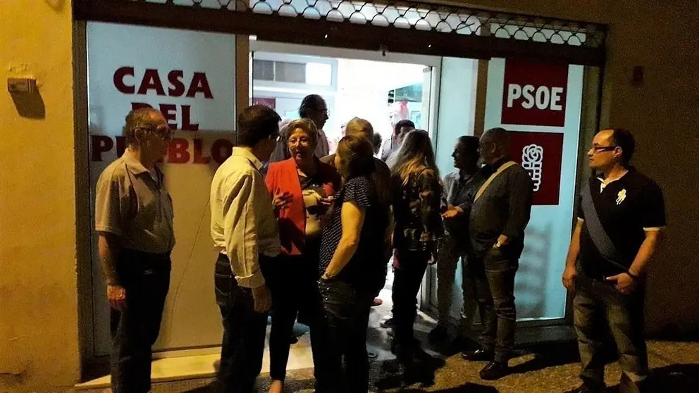 EuropaPress_2170010_Sede_del_PSOE_de_La_L&iacute;nea_la_noche_electoral