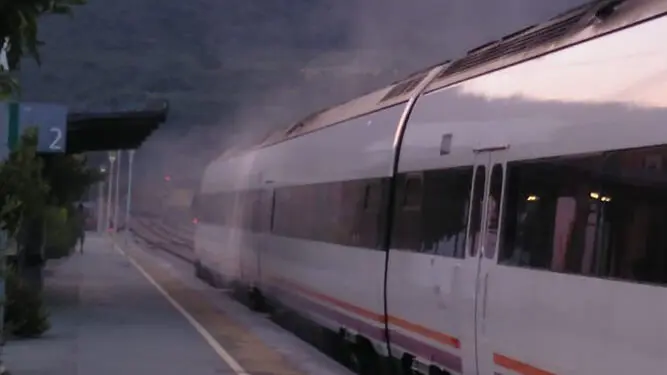 tren envuelto en humo