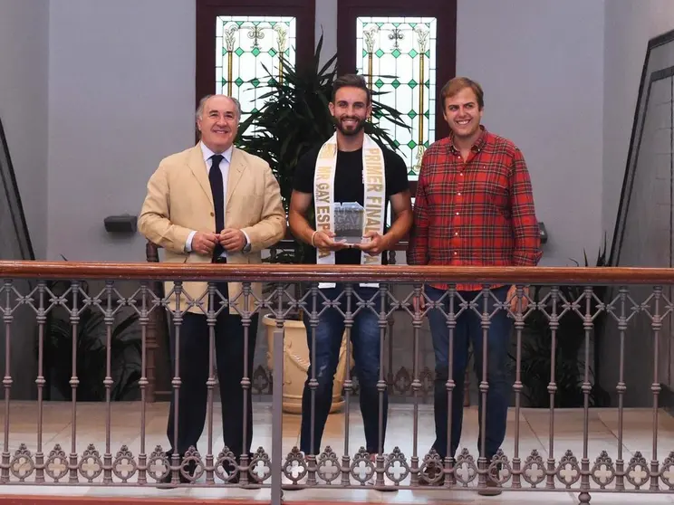 el-alcalde-de-algeciras-recibe-al-finalista-del-mr-gay-pride-espana