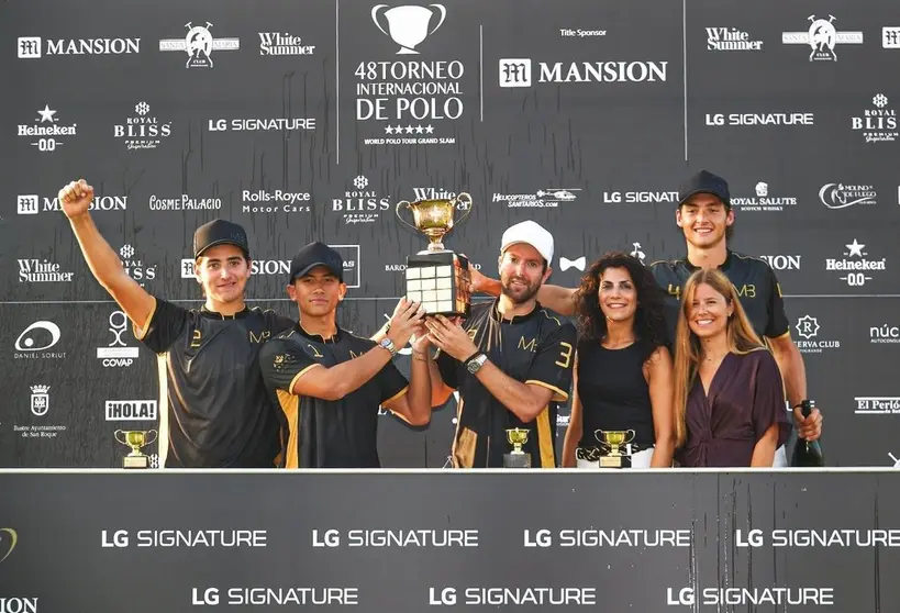 EuropaPress_2347080_Entrega_de_la_Copa_de_Oro_LG_Signature_a_MB_Polo