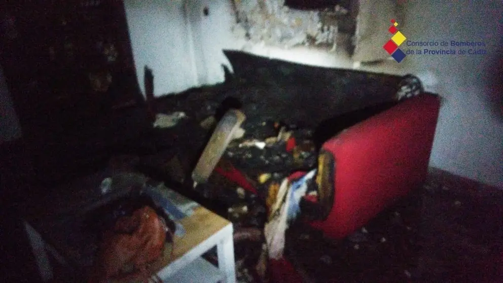 EuropaPress_2392924_Estado_en_el_que_ha_quedado_el_interior_de_la_vivienda_incendiada_en_Algeciras