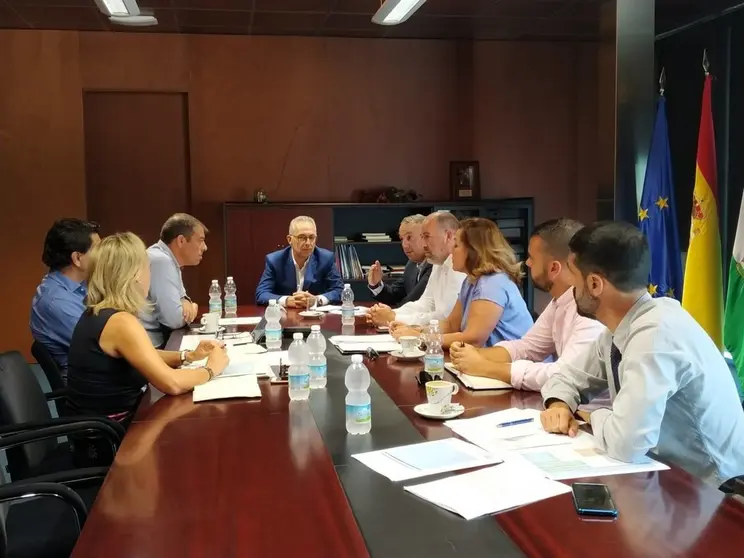 EuropaPress_2397915_Reuni&oacute;n_entre_el_presidente_de_la_entidad_comarcal_Juan_Lozano;_el_responsable_del_&aacute;rea_de_Servicios_Econ&oacute;micos_Hacienda_y_Recaudaci&oacute;n_de_Diputaci&oacute;n_Juan_Carlos_Ruiz_Boix_y_personal_t&eacute;cnico_de_amba