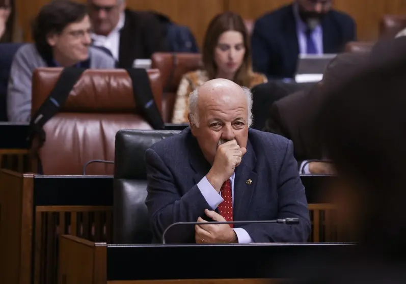 EuropaPress_2517169_El_consejero_de_Salud_y_Familias_Jes&uacute;s_Aguirre_antes_del_inicio_de_su_comparecencia_%0a%0a_En_el_Parlamento_de_Andaluc&iacute;a_Sevilla_a_27_de_noviembre_de_2019_