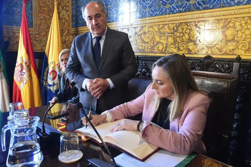 Carazo firma el Libro de Visitas del Ayuntamiento.