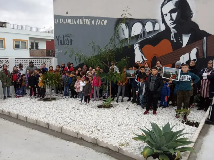 Los padres del Ampa del Ceip Campo de Gibraltar durante la protesta.