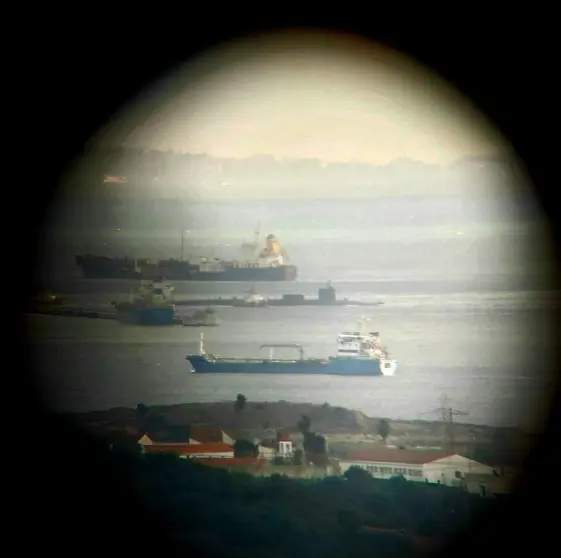 El submarino nuclear abandonando la Roca.