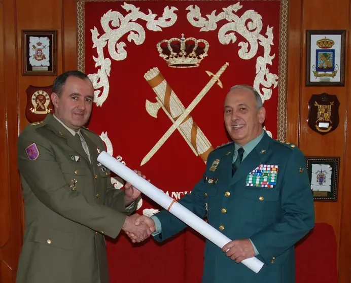 El momento de la entrega del plano.