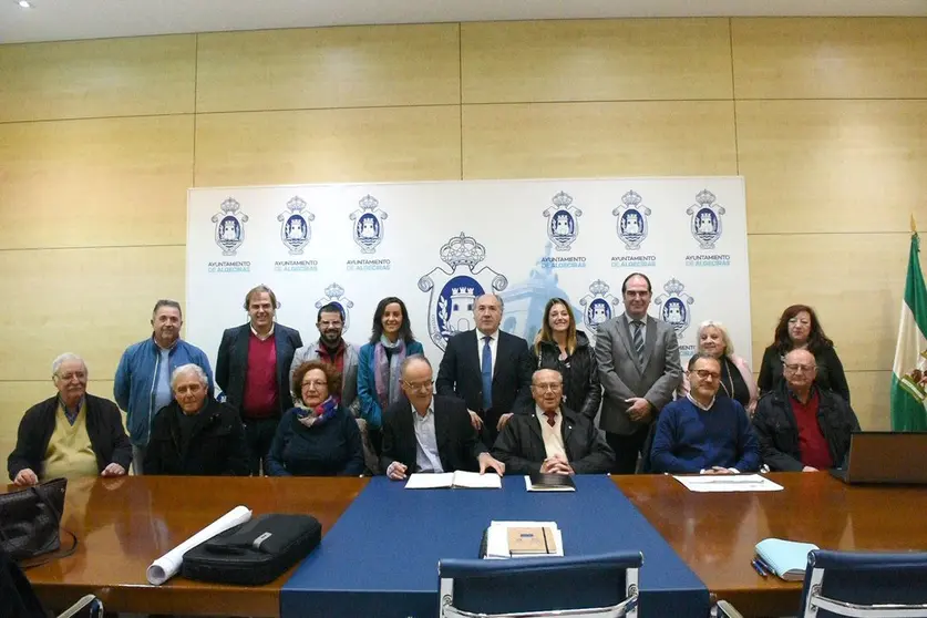 Los participantes en la reuni&oacute;n.