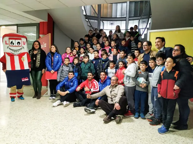 Escolares, durante su visita a El Mirador.