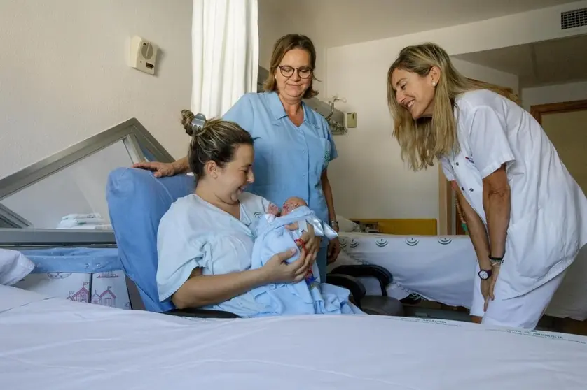 Reci&eacute;n nacido con su madre, tras el parto.