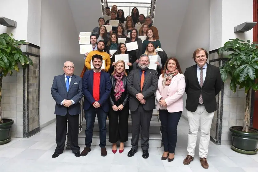 Autoridades y participantes en los talleres.