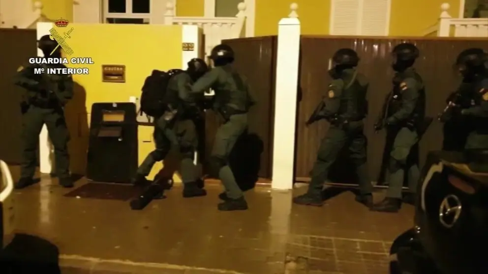 Agentes interviniendo en la Operaci&oacute;n Ropero.