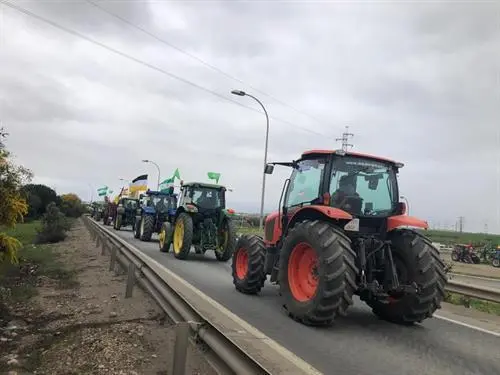 Tractores durante una movilizaci&oacute;n.