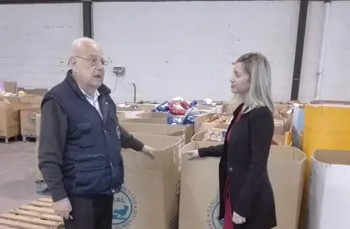 La responsable de la delegaci&oacute;n de Desarrollo Democr&aacute;tico, Luc&iacute;a Trujillo, en el banco de alimentos del Campo de Gibraltar