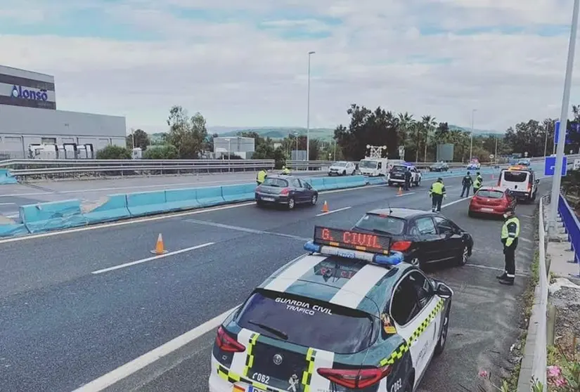 La Guardia Civil corta el carril, esta ma&ntilde;ana.