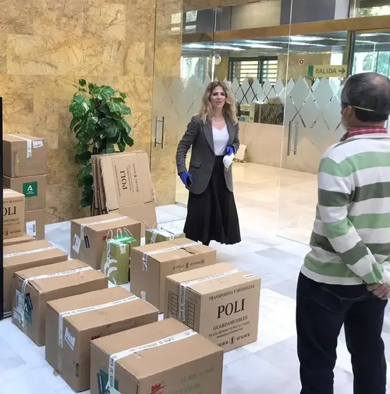 Ana Mestre, en el reparto del material.