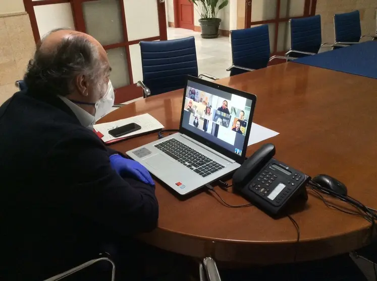 El alcalde, durante la reuni&oacute;n.