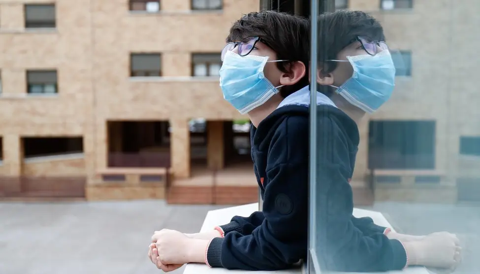 Un ni&ntilde;o con una mascarilla se asoma a la ventana de su casa cuando queda tan solo una semana para que ni&ntilde;os y preadolescentes puedan salir a la calle durante el confinamiento por el coronavirus, en Valdemoro/Madrid (Espa&ntilde;a) a 20 de abril de 2020.

COVID-19;CORONAVIRUS;PANDEMIA;ENFERMEDAD;INFANCIA;

20/4/2020