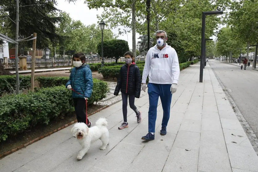 Familia pasea con su perro