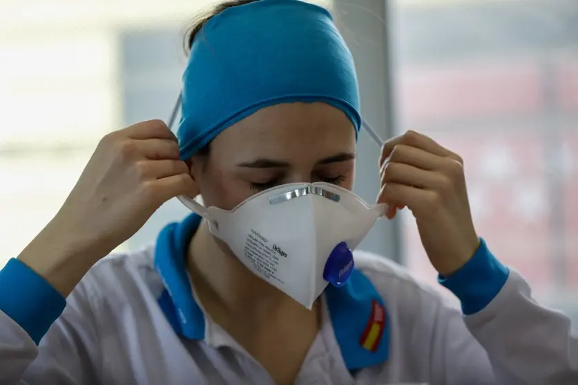 Una enfermera con su mascarilla.