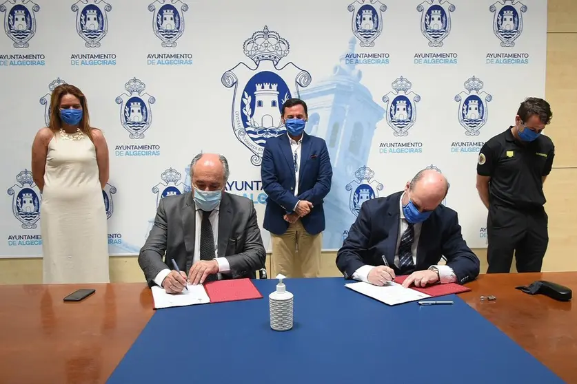 Un momento de la firma.
