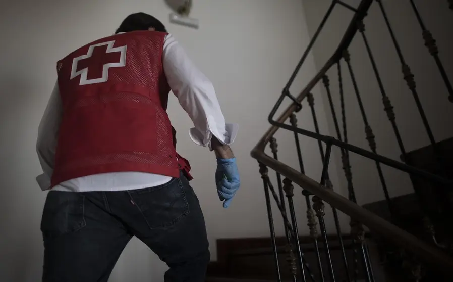 Un voluntario de Cruz Roja.