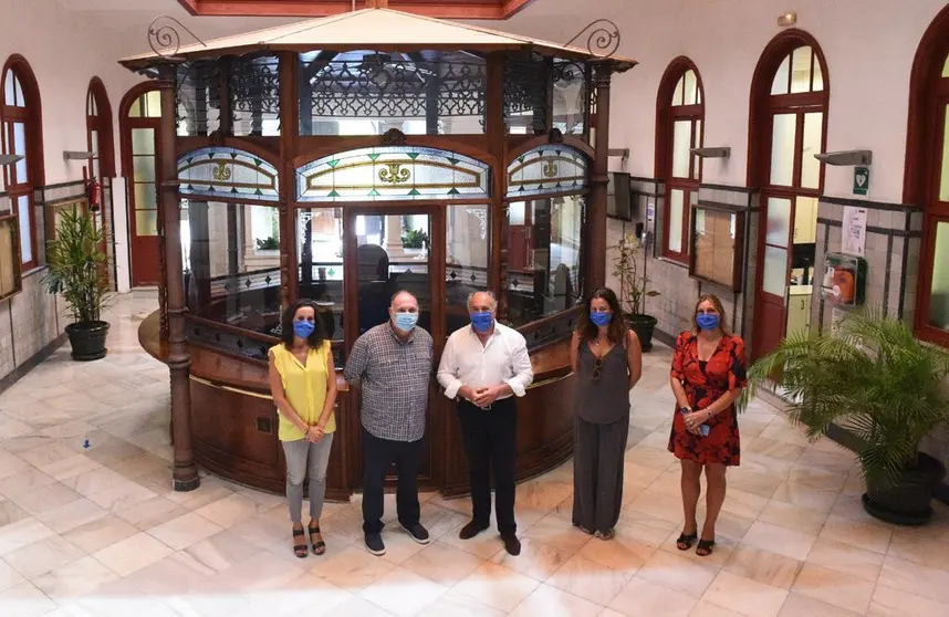 Un momento de la visita del chef Jos&eacute; Andr&eacute;s al Ayuntamiento de Algeciras.