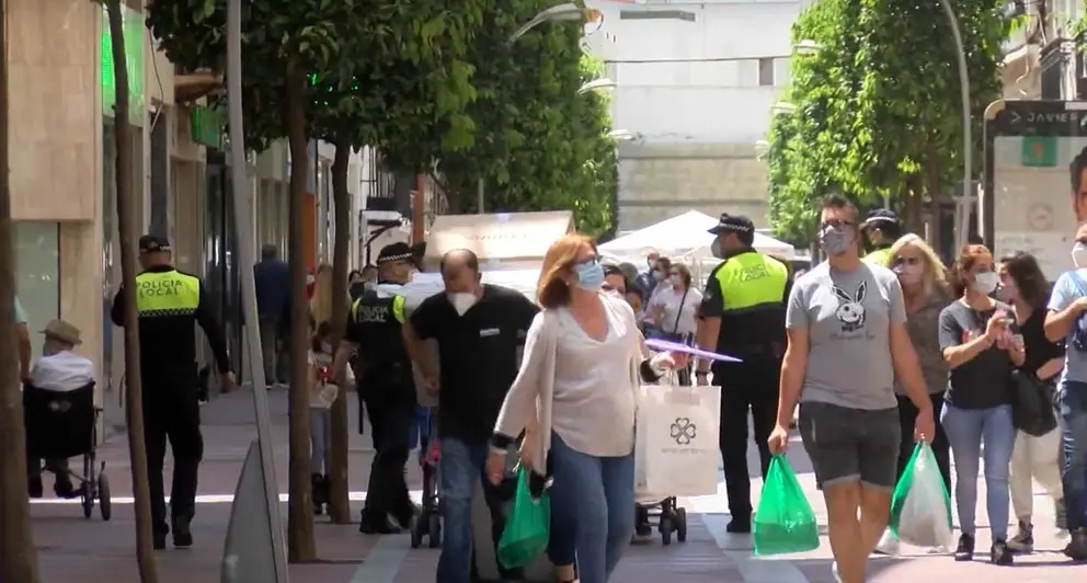 gente paseando con mascarillas