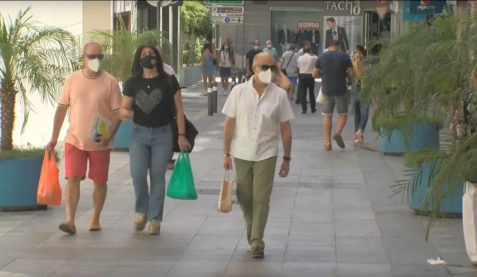 gente paseando con mascarillas