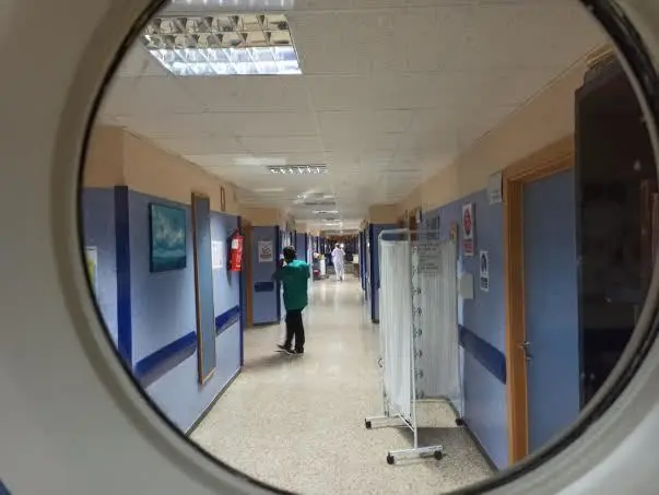 Sanitarios en un pasillo del Punta de Europa.