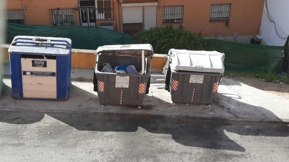 Contenedores en mal estado en una barriada de la Zona Sur.