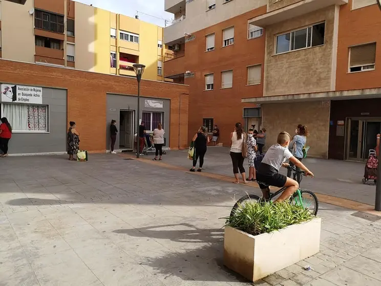 Usuarios esperan en la sede de Ambae para recoger alimentos.