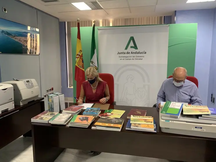 Entrega de material inform&aacute;tico y bibliogr&aacute;fico a AEPA.