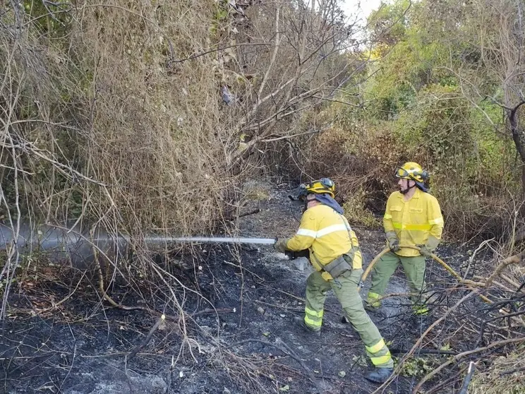 Bomberos intervienen en el incendio del Cortijo de la Hoya en Algeciras.