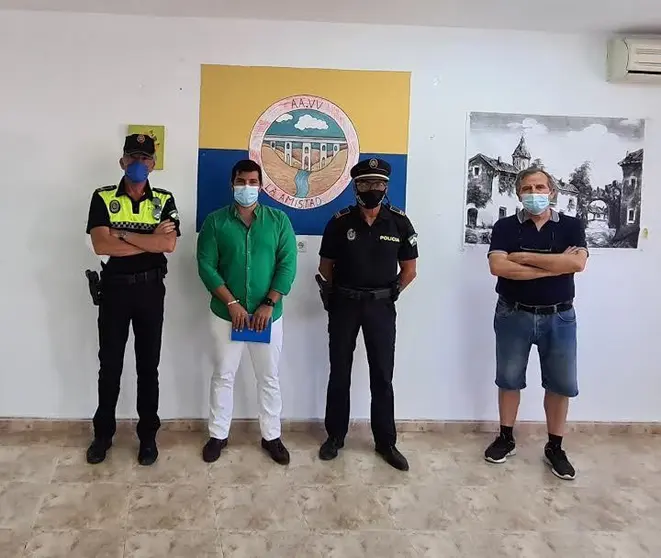 El edil, representantes vecinales y mandos policiales.