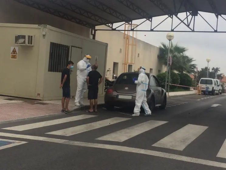 Un veh&iacute;culo, en el autocovid del Punta Europa.