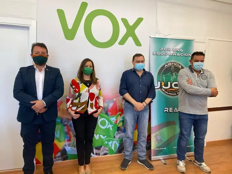 Zambrano y Mulas junto a representantes de jucil y jusapol.