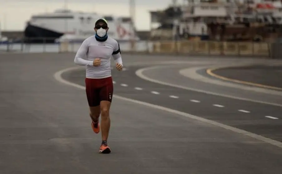 deportista con mascarilla