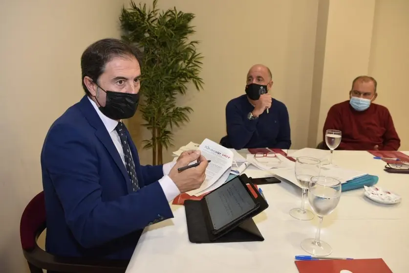 Un momento de la reuni&oacute;n entre Vox y Acaip.