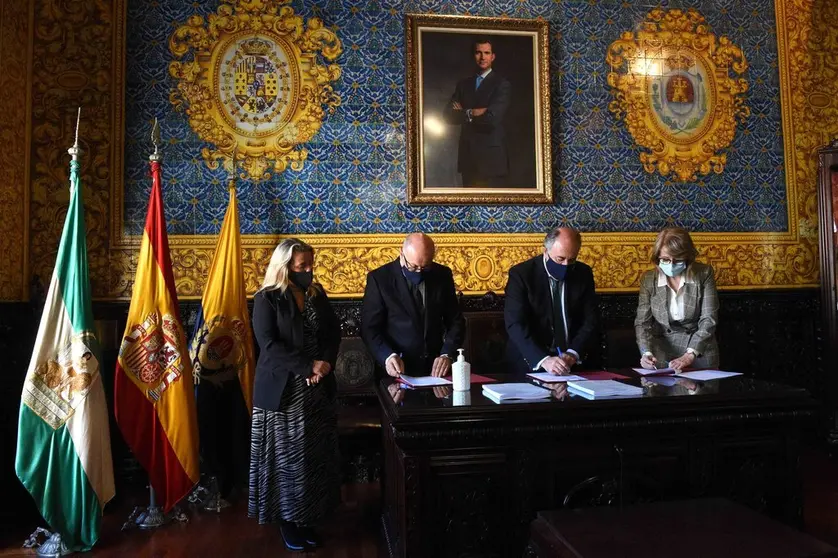 Un momento de la firma.