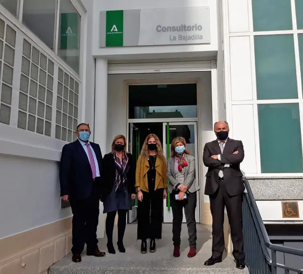 Autoridades, en el centro de salud de la Bajadilla.