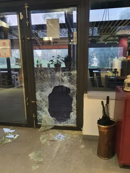 Puerta destrozada del restaurante.