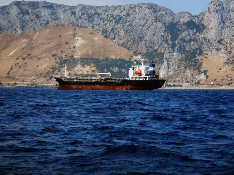 Buque fondeado detr&aacute;s de Gibraltar.