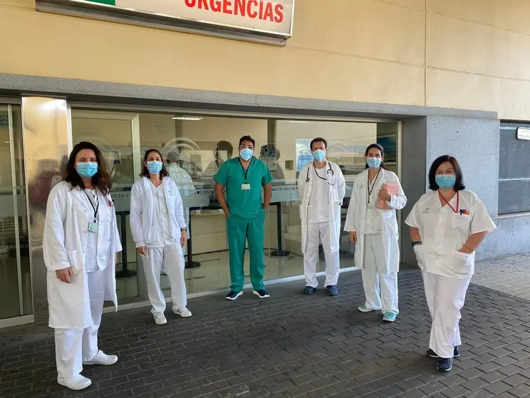 un grupo de profesionales de la Unidad, entre ellos su responsable, Roc&iacute;o Gil.