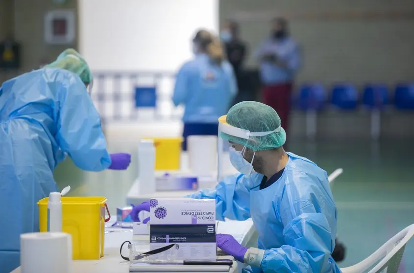 Sanitarios en la prueba de test ant&iacute;genos para el cribado masivo de la detecci&oacute;n del covid 19 .