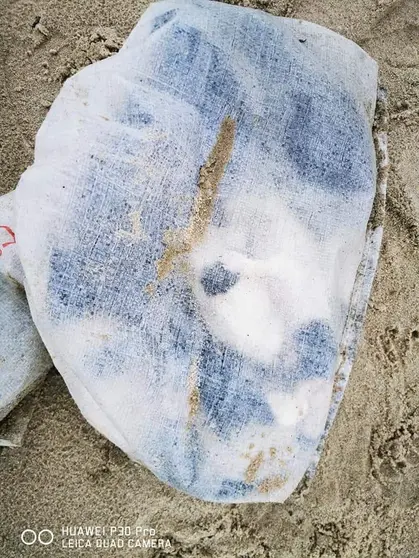 Bolsa con los cad&aacute;veres de los perros.