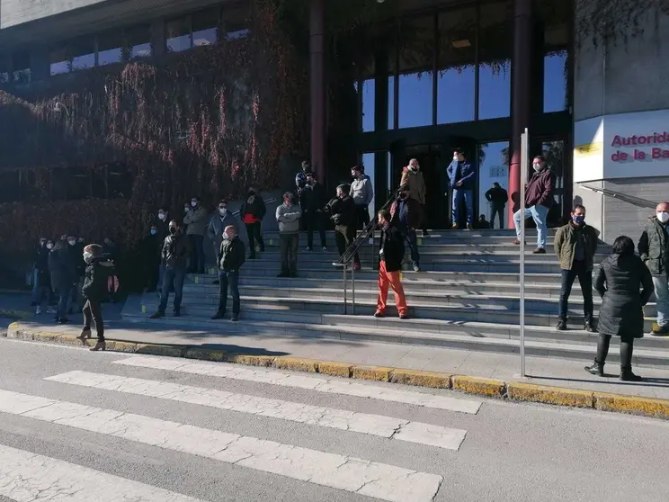 Imagen de la concentraci&oacute;n a las puertas de la sede de la APBA.