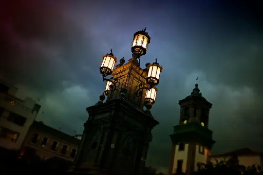 alumbrado en la plaza alta